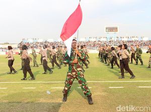Aksi Keren Anggota TNI-Polri di Jeda Laga Persela vs PS TNI Aksi Keren Anggota TNI-Polri di Jeda Laga Persela vs PS TNI