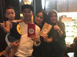 Raffi Ahmad Foto Bareng Mama Rieta, Persiapan Vicky Shu Menikah