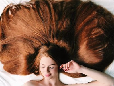 Berambut Merah Super Panjang, Si Cantik Ini Tenar di Instagram
