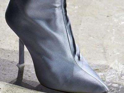 Foto: 10 Sepatu Unik dan Cantik dari London Fashion Week