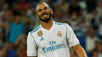 Karim Benzema masih belum tajam untuk Real Madrid, baru mencetak dua gol di semua ajang. Sejak 17 Oktober, dia sudah enam laga tak membobol gawang lawan. (Foto: Javier Barbancho/Reuters)