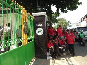 Pendukung Novanto Bertambah, Pengamanan Praperadilan Ditingkatkan Pendukung Novanto Bertambah, Pengamanan Praperadilan Ditingkatkan