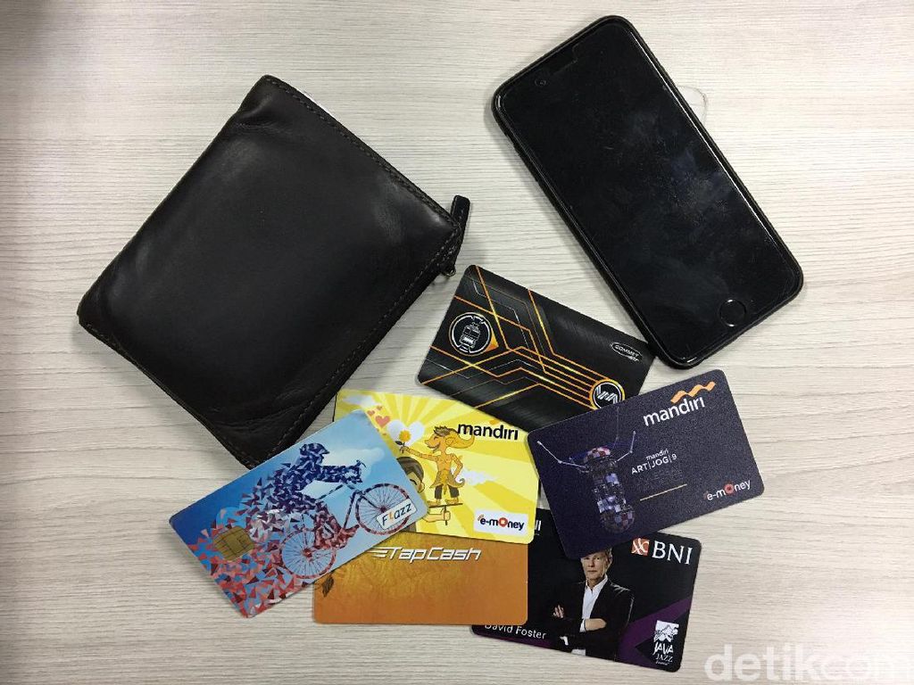 Adu Kuat Bayar Pakai HP Vs Kartu Uang Elektronik Adu Kuat Bayar Pakai HP Vs Kartu Uang Elektronik