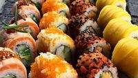 Oishii! Siang Ini Enaknya Makan Sushi Roll yang Gurih Pedas dan Mengenyangkan Ini