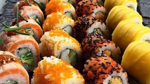 Oishii! Siang Ini Enaknya Makan Sushi Roll yang Gurih Pedas dan Mengenyangkan Ini