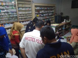Razia Pil PCC, Petugas Tutup Apotek Ilegal di Garut