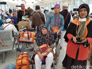Pengalaman Berkesan Bambang Dibantu 4 Orang Dorong Kursi Roda Mertua