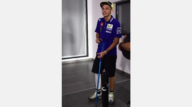 Valentino Rossi menggunakan tongkat saat menghadiri konferensi pers di GP Aragon.
