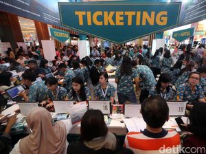 Warga Berburu Tiket Murah di GATF 2017 Warga Berburu Tiket Murah di GATF 2017