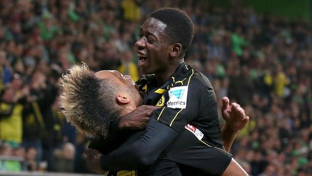 WOLFSBURG, GERMANY - SEPTEMBER 20: Pierre-Emerick Aubameyang (L) of Dortmund celebrates after scoring his team's second goal with Ousmane Dembele (R) of Dortmund during the Bundesliga match between VfL Wolfsburg and Borussia Dortmund at Volkswagen Arena on September 21, 2016 in Wolfsburg, Germany. (Photo by Ronny Hartmann/Getty Images For MAN)