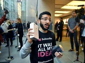 Pembeli Pertama iPhone 8 di Dunia Tidak Mau Memakainya Pembeli Pertama iPhone 8 di Dunia Tidak Mau Memakainya