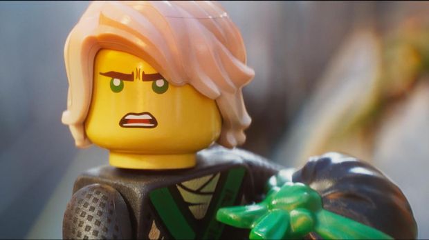 Lloyd yang ternyata merupakan anak Garmadon adalah Ninja Hijau.