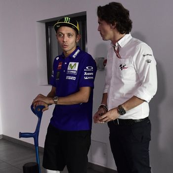 Valentino Rossi menggunakan tongkat sebelum konferensi pers MotoGP Aragon.
