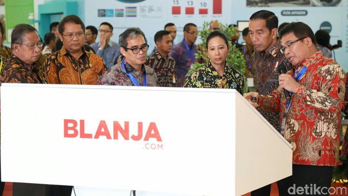 Direktur Utama Telkom Alex J. Sinaga memberi penjelasan pada Presiden Joko Widodo bersama Menteri BUMN Rini M. Soemarno , Menko Perekonomian Darmin Nasution, dan Menteri Kominfo Rudiantara. Direktur Utama Telkom Alex J. Sinaga memberi penjelasan pada Presiden Joko Widodo bersama Menteri BUMN Rini M. Soemarno , Menko Perekonomian Darmin Nasution, dan Menteri Kominfo Rudiantara.