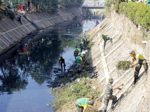 Prajurit Kostrad Bersih-bersih Sungai Citarum