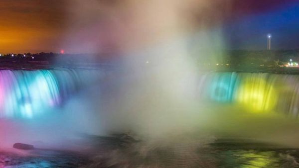 Foto: Air Terjun yang Berwarna-warni Kala Malam