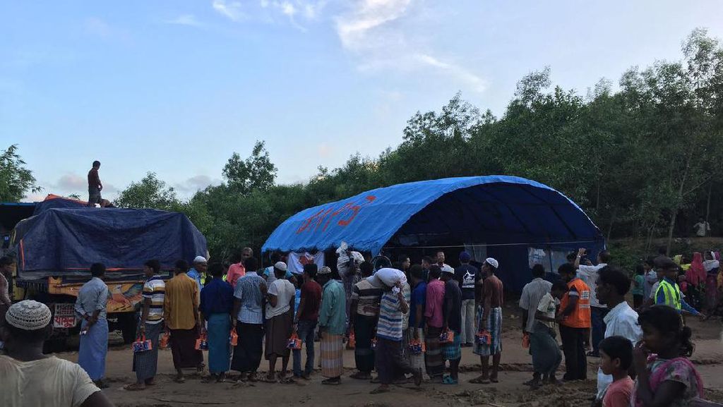 Tenda Bantuan Indonesia untuk Rohingya Tegak Berdiri di Bangladesh Tenda Bantuan Indonesia untuk Rohingya Tegak Berdiri di Bangladesh