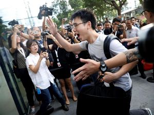 Mereka Rela Antre (Cukup) Panjang Demi iPhone 8 Mereka Rela Antre (Cukup) Panjang Demi iPhone 8