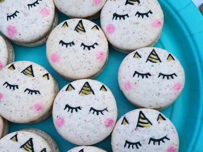 Cantiknya Macaron Unicorn, Mini Burger dan Emoji Buatan Baker NYC