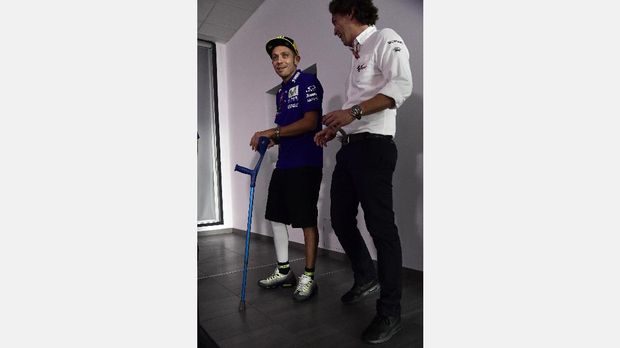 Valentino Rossi masih menggunakan tongkat saat hadir di konferensi pers GP Aragon.
