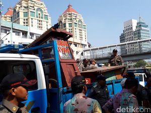 Satpol PP Tertibkan PKL Pasar Minggu, Sempat Terjadi Keributan