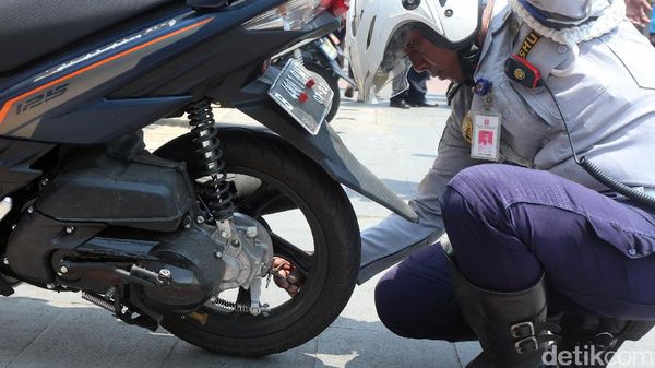 Razia Cabut Pentil Sasar Parkir Liar di Trotoar dan Bahu Jalan