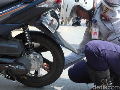 Razia Cabut Pentil Sasar Parkir Liar di Trotoar dan Bahu Jalan