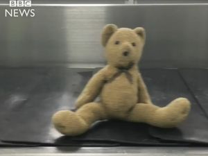 Bandara Glasgow Dipenuhi Boneka yang Terpisah dari Pemiliknya