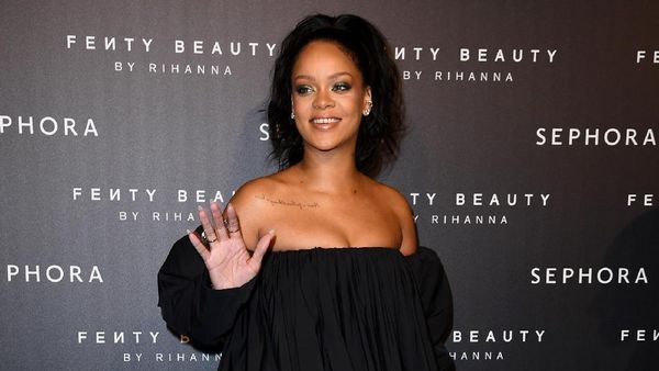 Rihanna Pamer Pundak