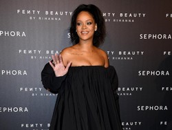 Rihanna Pamer Kaus Kaki Rp 18 Juta, Seperti Apa?
