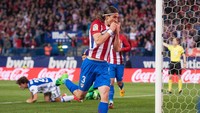 Bek Brasil Filipe Luis berseragam Atletico lagi sejak 2015/2016 setelah membawa Chelsea menjuarai Premier League 2014/2015. Luis terus dipercaya pelatih Diego Simeone dan menjadi salah satu pemain kunci Atletico maju ke final Liga Champions dua musim lalu. Foto: Denis Doyle/Getty Images