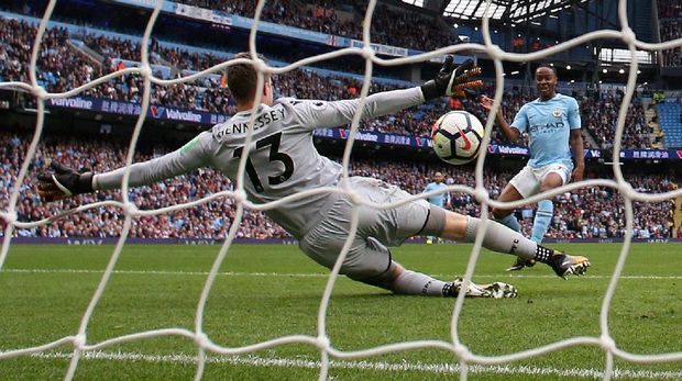 Raheem Sterling cetak dua gol dalam pesta gol Manchester City ke gawang Crystal Palace.
