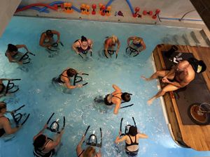 Foto: Diklaim Lebih Sehat, Begini Serunya Mengayuh Sepeda di Air