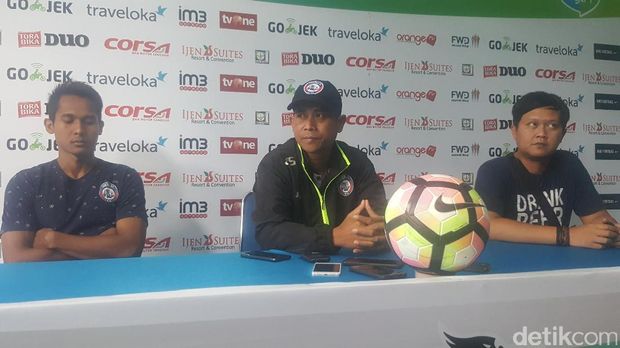 Joko Susilo (tengah), pelatih Arema FC