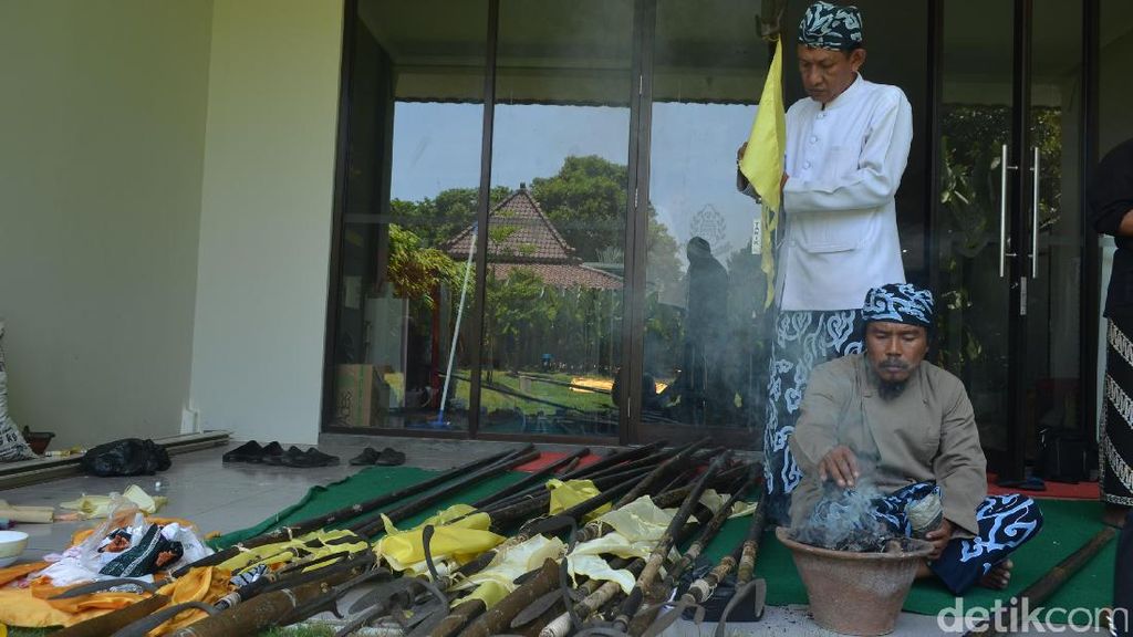 Foto: Keraton Kasepuhan Cirebon Mandikan  1.000 Pusaka