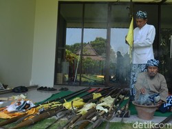 Tahun Baru Islam, Keraton Kasepuhan Cirebon Mandikan 1.000 Pusaka