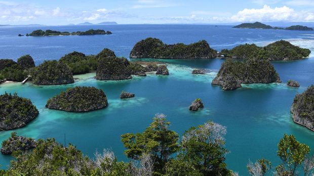 This photo taken on August 21, 2017 shows the blue sea near Raja Ampat -- which means Four Kingdoms in Indonesia, in East Papua of Indonesia.  Spanning 67,000 square kilometers in far-east Indonesia, the islands are as close to paradise as visitors can get.  / AFP PHOTO / GOH CHAI HIN / GOING TO GO WITH Indonesia-Papua-Environment-Tourism Room,FeATURE by Kiki Siregar