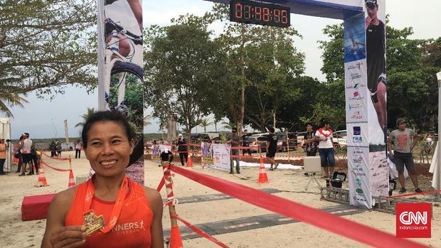 Mantan atlet nasional, Helda Napitupulu, raih sukses di Sunset Trail 2017 kategori master women.