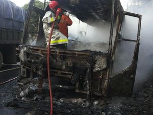 Korsleting Kabel AC, Bus Budiman Terbakar di Garut