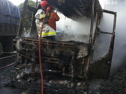Korsleting Kabel AC, Bus Budiman Terbakar di Garut