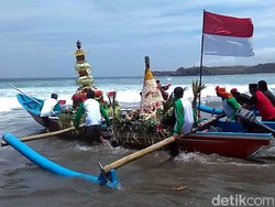 Larung Sesaji Ini Simbol Alam Semesta Menyatu dengan Manusia