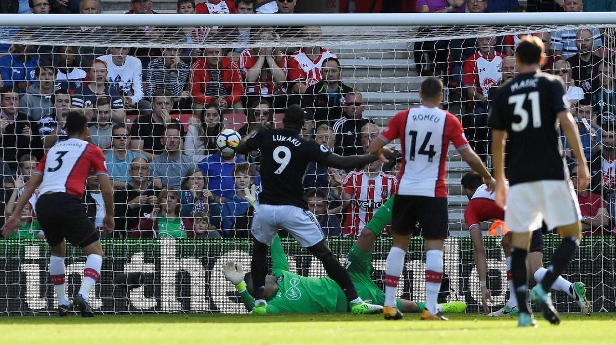 Pemain Manchester United, Romelu Lukaku, saat menjebol gawang Southampton (Foto: Tony OBrien/Reuters)