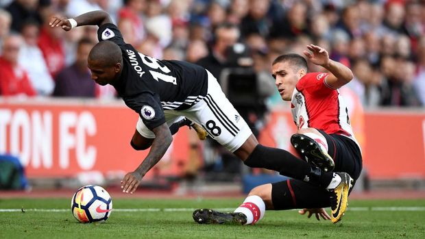 Oriol Romeu (kanan) memiliki dua kesempatan emas untuk menjebol gawang Manchester United.