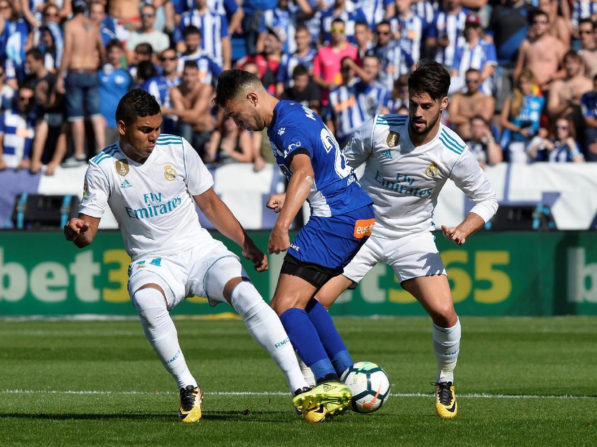 Real Madrid mempermalukan Deportivo Alaves 2-1. Foto: Vincent West/Reuters