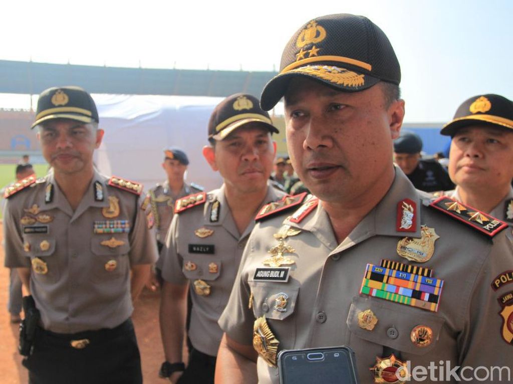Polda Jabar Investigasi Pabrik yang Buang Limbah ke Citarum Polda Jabar Investigasi Pabrik yang Buang Limbah ke Citarum