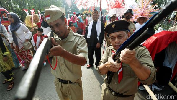 Serunya Karnaval Budaya Warga Bambu Apus