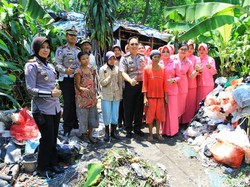Peringati HUT Polantas, Polisi di Bogor Berbagi ke Pemulung
