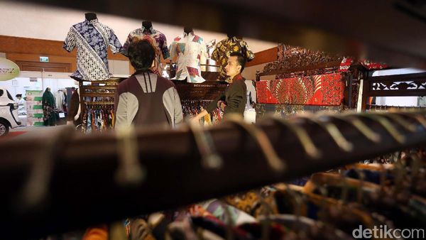 Berburu Barang Pribadi Artis di JCC Lelang Expo 2017