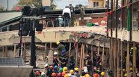 Mencari Korban Gempa Meksiko di Bawah Reruntuhan SD