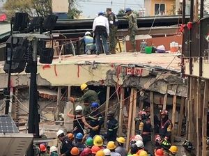 Mencari Korban Gempa Meksiko di Bawah Reruntuhan SD